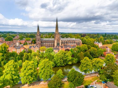 İngiltere 'nin Lichfield kentindeki Minster Havuzu ve Katedrali' nin havadan görünüşü