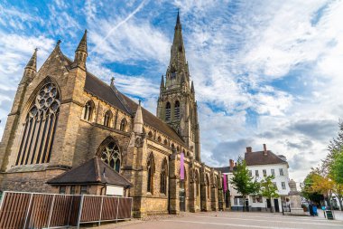 Yaz mevsiminde İngiltere 'nin Lichfield kentindeki Saint Marys Kilisesi' ne doğru Pazar Meydanı 'ndan bir manzara