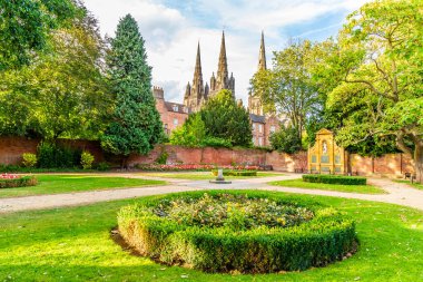 Yaz mevsiminde İngiltere 'nin Lichfield kentindeki katedrale doğru Anılar Bahçesi' nden bir manzara