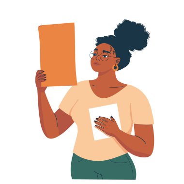 Genç Afrikalı Amerikalı kadın elinde kağıtlarla belgeleri karşılaştırıyor. Gözlük takan, küpe takan, kağıtları değerlendiren yetişkin bir kadın. Ciddi ifade, eğitici profesyonel evrak kavramı