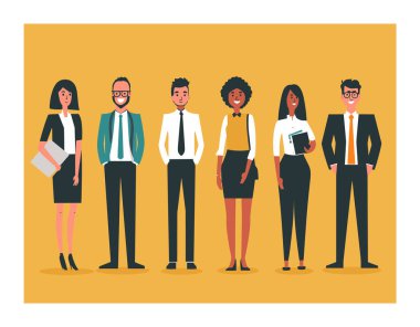 Birlikte duran iş adamları, çeşitli şirket ekipleri, ofis çalışanları grup portresi, sarı arka plan. Çok kültürlü iş adamları, kendine güvenen erkek kadınlar, şık ofis kıyafetleri.