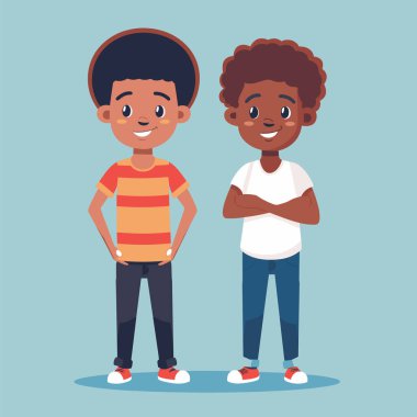 İki neşeli Afro-Amerikan çocuk güvenle ayakta duruyor. Erkek çizgi film karakterleri, biri turuncu çizgili gömlek pantolon, beyaz tişört mavi kot pantolon. Mutlu genç arkadaşlar eller kalçalar, gülümseme, sıradan