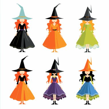 Renkli elbiseler giyen altı şık cadı. Sivri uçlu şapkalar beyaz arka planda duruyor. Çeşitli cadı kostümleri farklı renklerde siyah, turuncu, mavi, yeşil, cadının eşsiz bir elbise tasarımı var.