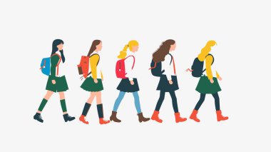 Beş kız öğrenci yan profilde yürüyor, okul üniformaları renkli sırt çantaları giyiyorlar. Genç kadınlar yeşil etek, üniformalı grup, günlük ayakkabılar, eğitim düzeyi, farklı saç şekilleri.