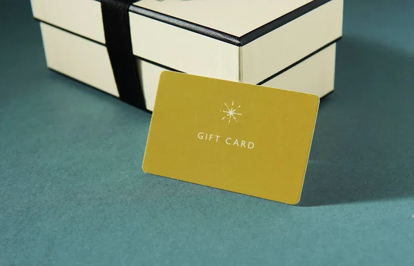 黄色のギフトカードと緑の背景に対するギフトボックス ギフトカードやギフト — ストック写真