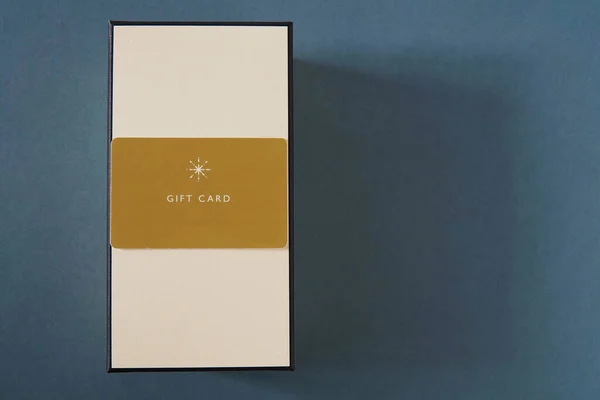 Κίτρινη Δωροκάρτα Και Κουτί Δώρου Πράσινο Φόντο Δωροκάρτα Δώρο — Φωτογραφία Αρχείου