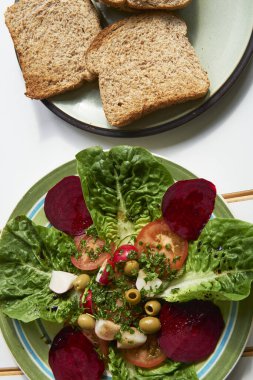 Çeri domatesli taze bahar sebze salatası ve yeşil tabakta pancar. Sağlıklı organik vejetaryen yemeği ya da atıştırmalık..