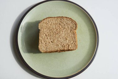 Yeşil tabakta kızarmış ekmek.