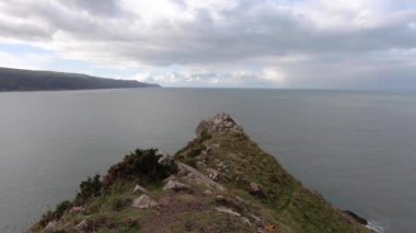 Hurlstone Point ve Porlock Körfezi gün batımında Somerset 'teki Exmoor Ulusal Parkı' ndaki Bossington Hill 'den izleniyor..
