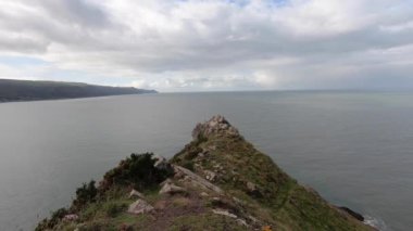 Hurlstone Point ve Porlock Körfezi gün batımında Somerset 'teki Exmoor Ulusal Parkı' ndaki Bossington Hill 'den izleniyor..
