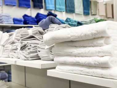 Raflarda renkli havlular yığını