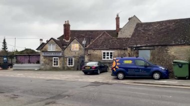 Oxford, İngiltere, Jan 2024: Oxford 'daki ilk kar yağışı Wheatley, pub Kings Arms' dan manzara