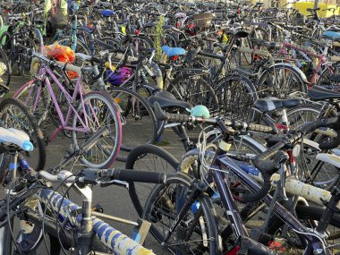 İngiltere 'de Oxford tren istasyonunda parkedilmiş birden fazla bisikletin görüntüsü