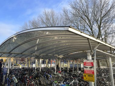 İngiltere 'de Oxford tren istasyonunda parkedilmiş birden fazla bisikletin görüntüsü