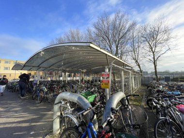 İngiltere 'de Oxford tren istasyonunda parkedilmiş birden fazla bisikletin görüntüsü