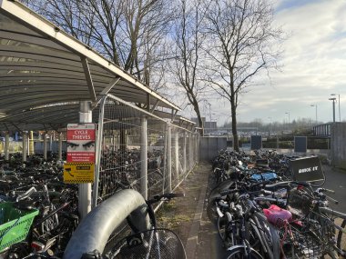 İngiltere 'de Oxford tren istasyonunda parkedilmiş birden fazla bisikletin görüntüsü