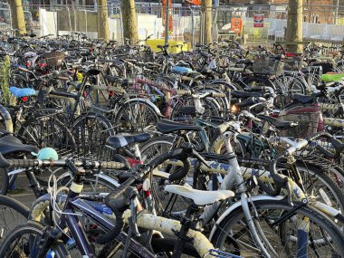 İngiltere 'de Oxford tren istasyonunda parkedilmiş birden fazla bisikletin görüntüsü