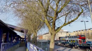 Oxford, İngiltere 14 Ocak 2024 güneşli bir günde Oxford Tren İstasyonu 'na giren insanlar.