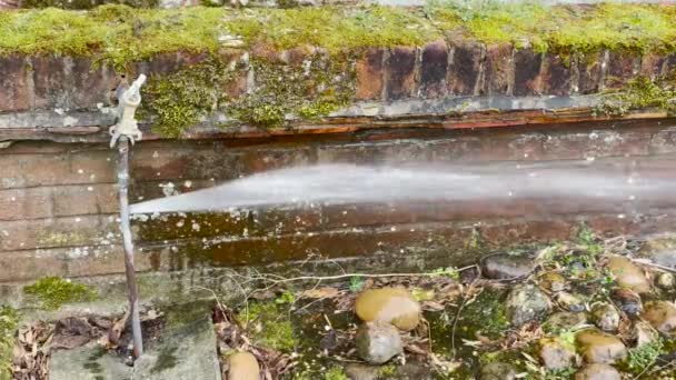 Explosões Água Buraco Tubulação Resíduos Água Equipamento Jardim Tubulação Vazamento — Vídeo de Stock