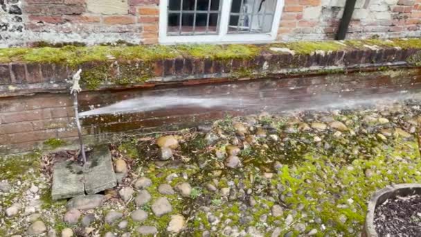 花园设备 漏水管道上的孔中涌出的水 — 图库视频影像