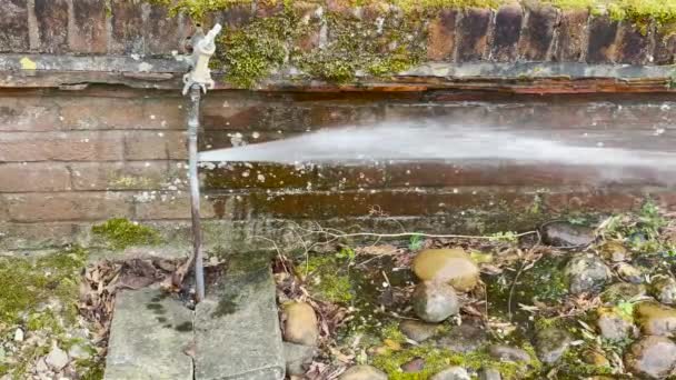 Explosões Água Buraco Tubulação Resíduos Água Equipamento Jardim Tubulação Vazamento — Vídeo de Stock