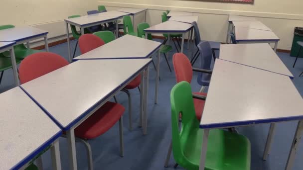 学習のための空の教室 テーブルおよび異なった色の椅子 多様性の概念 — ストック動画