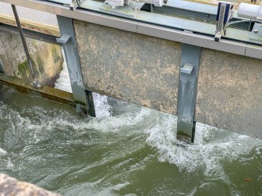 Oxford, Birleşik Krallık - 28 Ocak 2024: Godstow Weir, Oxford 'un kuzeyindeki Port Meadow' un yanında. Temalar.