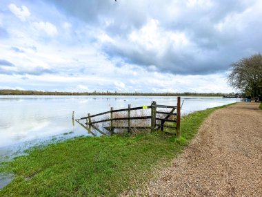 Port Meadow, Oxford, İngiltere - Thames Nehri 'nin şiddetli yağmurdan sonra taşması nedeniyle sel altında kalan 11 Şubat 2024 Liman Çayırı