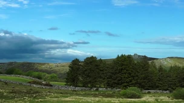 ダートムーアで最も有名なランドマークであるヘイターロックは イギリスのデヴォン州のダートムーア東端にある花崗岩の塔である 晴れた日 — ストック動画