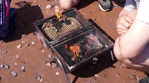 Barbecue Piccolo Vecchio Sulla Spiaggia Sabbia Con Fuoco — Video Stock