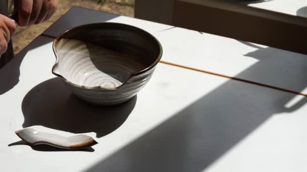 Tangan Memperbaiki Mangkuk Porselen Yang Rusak Dengan Lem Atas Meja — Stok Video