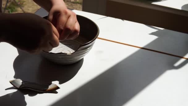 Cam Kenarındaki Beyaz Masaya Yapıştırıcı Yapıştırılmış Kırık Bir Porselen Kasesini — Stok video