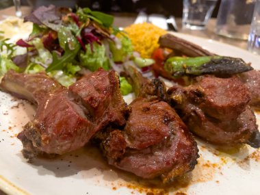 Kızarmış kuzu pirzola ve taze sebze.