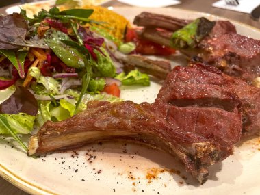 Kızarmış kuzu pirzola ve taze sebze.