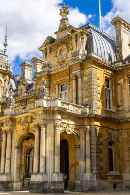 Waddesdon, Buckinghamshire, İngiltere - 24 Ağustos 2022 Waddesdon Köşkü giriş kapısı