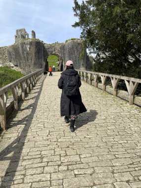 Corfe Kalesi, Corfe, Dorset, İngiltere 'ye yürüyen bir kadın.