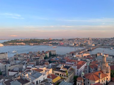 İstanbul, Türkiye - 27 Mayıs 2024: Bu büyüleyici hava fotoğrafı İstanbul 'un canlı şehir manzarasını, Boğaz Nehri' ni ve ikonik simgelerini gözler önüne seriyor. Görüntü, bu tarihi şehrin hareketli atmosferini ve mimari güzelliğini yakalıyor.