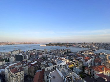 İstanbul, Türkiye - 27 Mayıs 2024: Bu büyüleyici hava fotoğrafı İstanbul 'un canlı şehir manzarasını, Boğaz Nehri' ni ve ikonik simgelerini gözler önüne seriyor. Görüntü, bu tarihi şehrin hareketli atmosferini ve mimari güzelliğini yakalıyor.