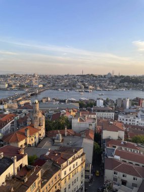 İstanbul, Türkiye - 27 Mayıs 2024: Bu büyüleyici hava fotoğrafı İstanbul 'un canlı şehir manzarasını, Boğaz Nehri' ni ve ikonik simgelerini gözler önüne seriyor. Görüntü, bu tarihi şehrin hareketli atmosferini ve mimari güzelliğini yakalıyor.