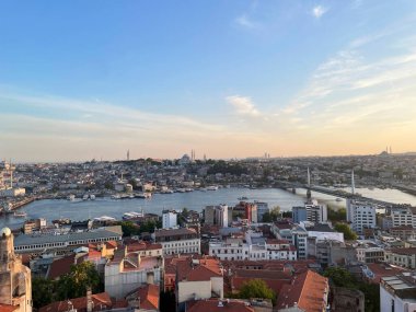 İstanbul, Türkiye - 27 Mayıs 2024: Bu büyüleyici hava fotoğrafı İstanbul 'un canlı şehir manzarasını, Boğaz Nehri' ni ve ikonik simgelerini gözler önüne seriyor. Görüntü, bu tarihi şehrin hareketli atmosferini ve mimari güzelliğini yakalıyor.
