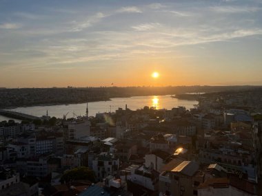 İstanbul, Türkiye - 27 Mayıs 2024: Bu büyüleyici hava fotoğrafı İstanbul 'un canlı şehir manzarasını, Boğaz Nehri' ni ve ikonik simgelerini gözler önüne seriyor. Görüntü, bu tarihi şehrin hareketli atmosferini ve mimari güzelliğini yakalıyor.