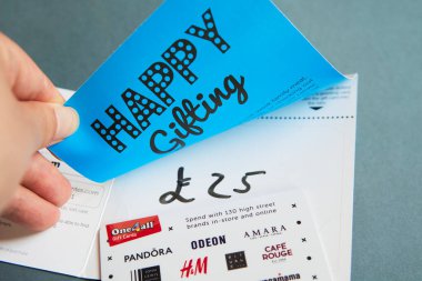 Popüler perakende markaların yer aldığı hediye kartının yakın çekimi. Çok iyi bilinen mağazalarda alışveriş, hediye ve çok yönlü harcama seçenekleri için ideal.