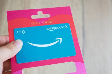 Popüler perakende markaların yer aldığı hediye kartının yakın çekimi. Çok iyi bilinen mağazalarda alışveriş, hediye ve çok yönlü harcama seçenekleri için ideal.