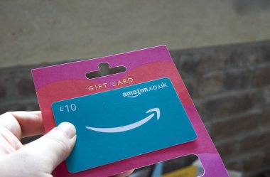 Popüler perakende markaların yer aldığı hediye kartının yakın çekimi. Çok iyi bilinen mağazalarda alışveriş, hediye ve çok yönlü harcama seçenekleri için ideal.