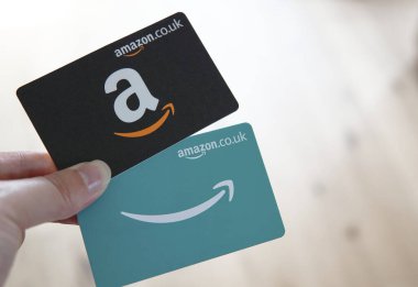 iki Amazon hediye kartı, bir siyah ve bir mavi, kolay online alışveriş ve hediye olanaklarını sembolize ediyor..