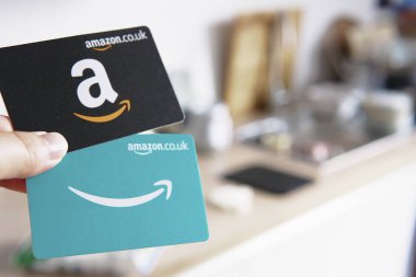 Mutfak geçmişi olan iki Amazon hediye kartı, online alışveriş ve hediye için mükemmel. Doğum günleri, tatiller ve özel günler için popüler bir seçim..