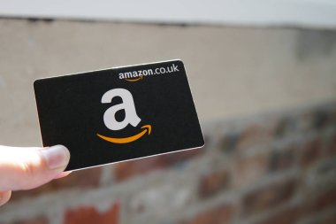 Bulanık Geçmişe Karşı Kara Amazon Hediye Kartı Tutmak