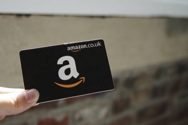 Bulanık Geçmişe Karşı Kara Amazon Hediye Kartı Tutmak