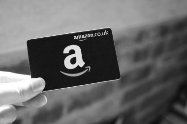 Bulanık Geçmişe Karşı Kara Amazon Hediye Kartı Tutmak