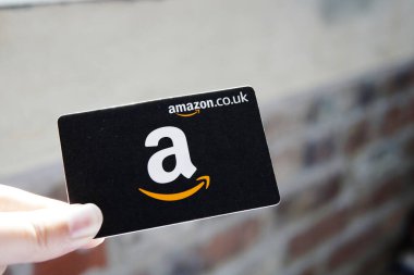 Bulanık Geçmişe Karşı Kara Amazon Hediye Kartı Tutmak